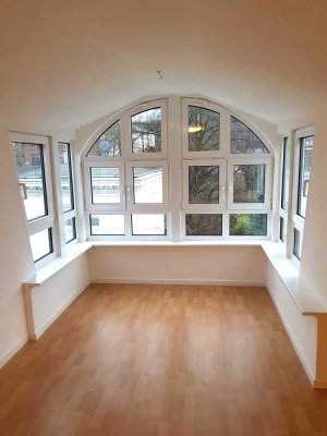 BIK: Renovierte Dachgeschoss-Wohnung mit Einbauküche! Wupperfeld!