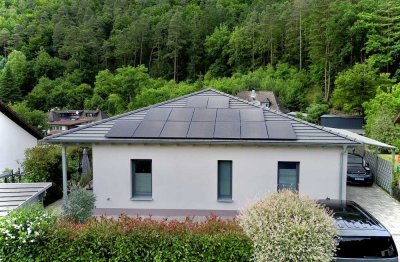 � Modernes Wohnen auf einer Ebene – Stilvoller Bungalow in traumhafter Waldrandlage