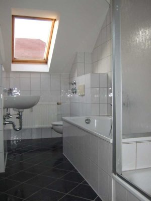 ***SELBSTNUTZUNG MÖGLICH - SEHR GEPFLEGTE, SONNIGE 3 Zi-DACHGESCHOSSWOHNUNG IN RUHIGER LAGE ***