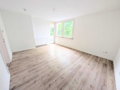 **Platz für die ganze Familie: -Balkon -modernes Tageslichtbad -Laminat -Raufasertapete**