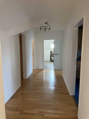 Schöne und modernisierte 4-Zimmer-Dachgeschosswohnung mit Balkon und Einbauküche in Nordhorn