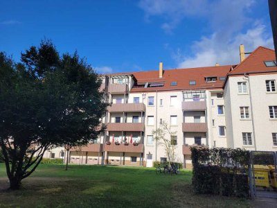 Wahren - ruhige 2-Raumwohnung mit Parkett, Tageslichtbad mit Wanne und kleinem Wintergarten