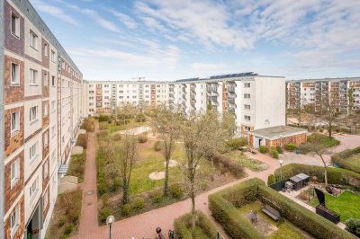 Helle 2-Zimmer-Wohnung mit Loggia und neuer Einbauküche in Berlin-Hönow