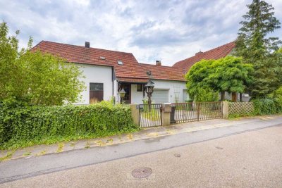 Zwei Einfamilienhäuser – ein charmantes Ensemble mit Potenzial!