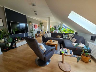 Schöne 3-Zimmer-Dachgeschosswohnung mit Einbauküche, Balkon und PKW-Stellplatz auf dem Grundstück