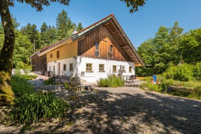 Traumhafte Alleinlage: 19.000 m2 Grund m. mod. Wohnhaus u. Nebengebäuden in ruhiger Waldrandlage!