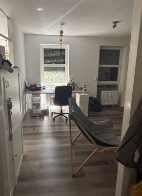Zuhause mit zwei Zimmern in Köln Poll (nähe des Deuzer Friedhofs)