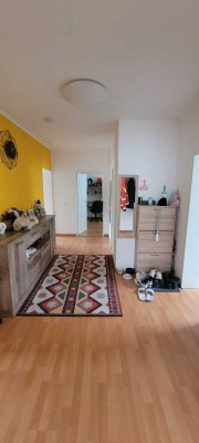 Großzügige 3-4 Zimmer-Wohnung mit EBK und Balkon im 3 FH.