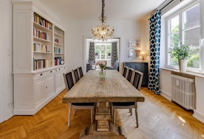 Altbau-Charme im Hochparterre mit Loggia und Gartenidylle, fußläufig zur Waitzstraße