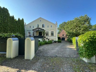 Klassizistischer Landsitz mit großem Parkgrundstück in einem Runddorf