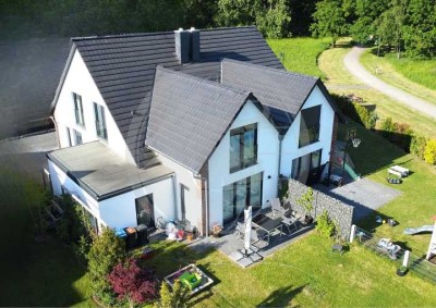 Neuwertige Doppelhaushälfte in ruhiger Feldrandlage!