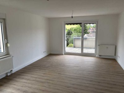 Schöne, große, renovierte Penthouse-Wohnung mit Terrasse und traumhaftem Blick ins Grüne.