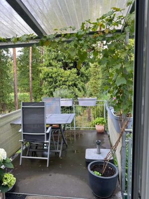 Attraktive und gepflegte 2,5-Zimmer-Dachgeschosswohnung mit geh. Innenausstattung mit EBK