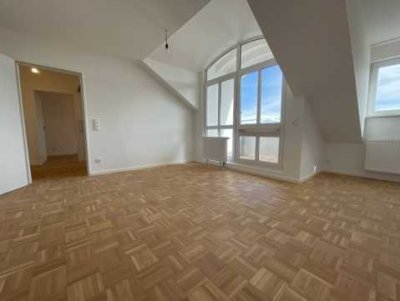 Erstbezug nach Sanierung mit Balkon: Geschmackvolle 2-Zimmer-Dachgeschosswohnung in Kempten (Allgäu)