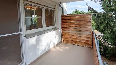 Drei-Zimmer-Wohnung im Hochparterre mit Balkon und Carport