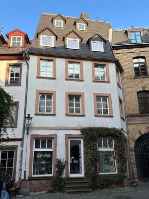 Geschmackvolle, moderne 2,5-Zimmer-Maisonette-Altbauwohnung mit geh. Innenausstattung mit Balkon