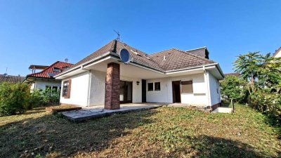 FREISTEHENDES EINFAMILIENHAUS IM WINKELBAU - GUT GESCHNITTEN UND MIT VIEL POTENTIAL