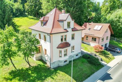 Herrschaftliche Villa auf großem Grundstück mit Nebengebäude!