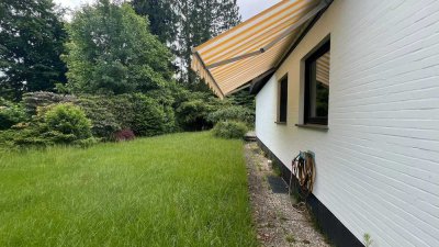 Baugrundstück/Sanierungsbedürftiges EDI-Fertighaus mit großem Garten in zweiter Reihe