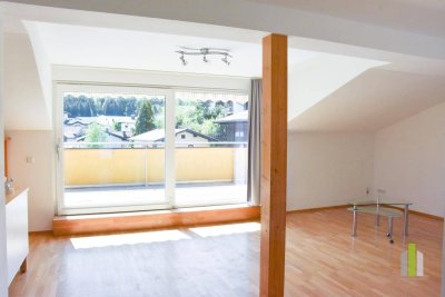 Sonnige 4 Zi-Dachgeschosswohnung mit Terrasse und Balkon!