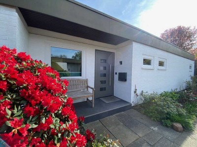 Energetisch sanierter Atrium-Bungalow mit PV und Wärmepumpe in Hamburg Sülldorf