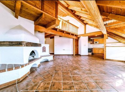 Großzügige 5-Zimmer Altbau-Dachwohnung mit Keller