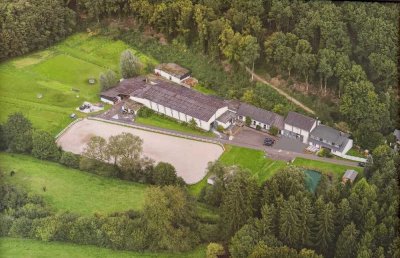 Reitanlage mit 13ha, Halle und 35 x 70 Reitplatz, über 30 Boxen, Scheunen, Wohnhaus! Fast All