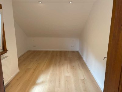 Erstbezug nach Sanierung: 3-Zi.-Dachgeschosswohnung mit Balkon in Schönau