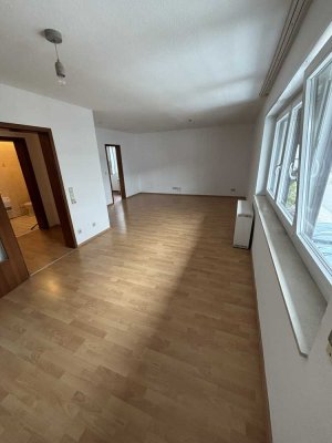 Sandhausen! Großzügige 1-ZKB mit Laminatboden