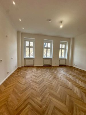 Hochwertig sanierte 2-Zimmer-Altbauwohnung mit Fischgrätparkett nahe Volkspark Friedrichshain!