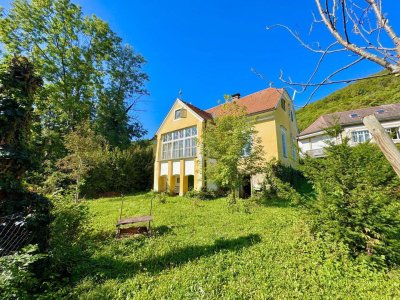 Uriges Landhaus im Biedermeier-Stil - mit Sanierungsbedarf