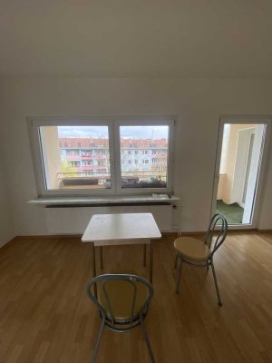 Vollständig renovierte Wohnung mit drei Zimmern und Balkon in Köln
