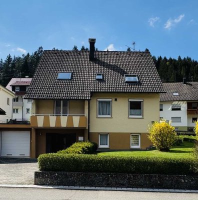 GEPFLEGTES ZWEIFAMILIENHAUS IN BELIEBTER WOHNLAGE