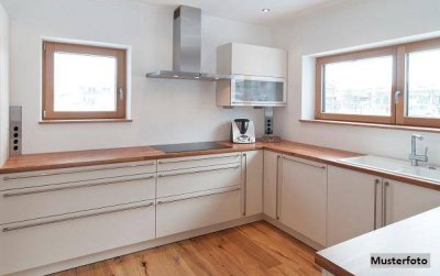 Sanierungsbedürftiges Einfamilienhaus mit Garage - Potenzial für Handwerker