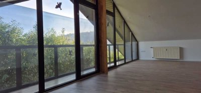 Helle u. sanierte 2 Zimmer DG-Wohnung inkl. Außenstellplatz in Tiefenbach zu vermieten