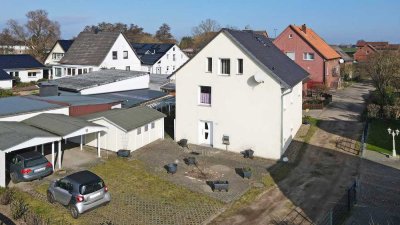 Deichnähe in Hoopte: Einfamilienhaus in ruhiger Anliegerstraße mit zwei PKW-Carports und Garten
