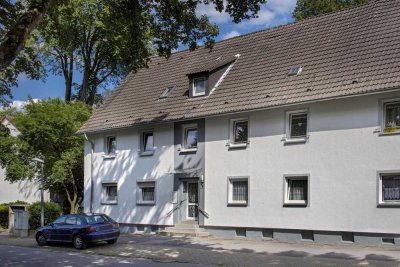 2,5 Zimmer Wohnung im Erdgeschoss mit neuem Wannenbad und komplett tapeziert