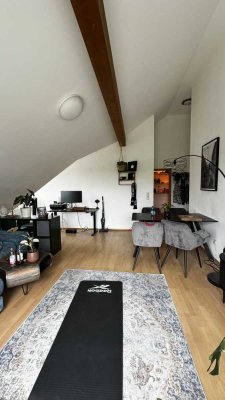 2-Raum-DG-Wohnung mit Balkon, Küche, möbeliert, befristet