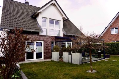 - R e s e r v i e r t - 
Lichtdurchflutetes Einfamilienhaus mit Sommergarten nah am Wasser
