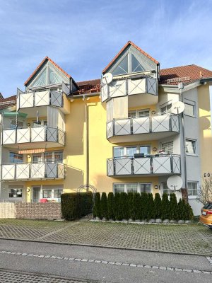 Freundliche 2-Zimmer-Wohnung mit Einbauküche, Balkon, TG-Stellplatz und Außenstellplatz