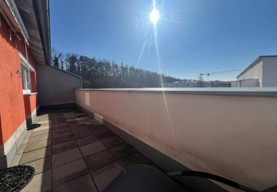 Sonnige Penthouse-Wohnung mit großer Terrasse und PKW-Stellplatz