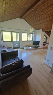 ruhige 3-Zimmer-DG-Wohnung mit Balkon und EBK in Cham (Kreis)