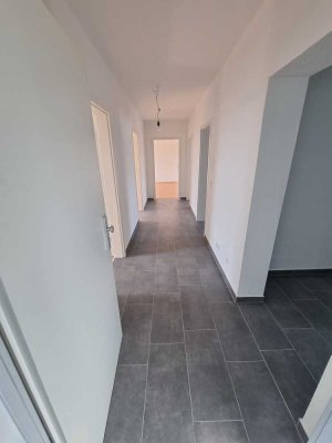 Top: ren. 4,5-Raum-Wohnung auf ca. 100 m² mit Balkon, Gäste-WC und Gemeinschaftsgarten zu vermieten