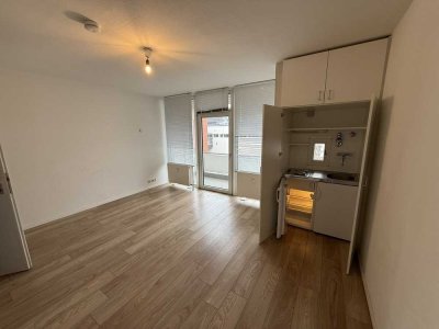 Provisionsfrei investieren: bezugsfreies 1-Zimmer-Apartment mit Balkon & Domblick in Top Lage