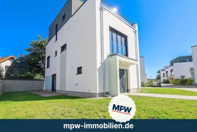 Anlegen, Einziehen, Vermieten: Exklusives Haus direkt am Wasser mit eigenem Bootsliegeplatz