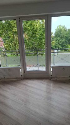 Helle 2 Zimmerwohnung mit großem Balkon