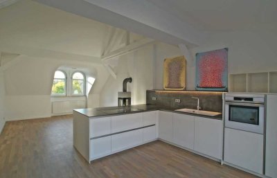 Großzügige, stilvoll ausgebaute Dachgeschosswohnung mit hochwertiger Küche, Kaminofen und Balkon zu