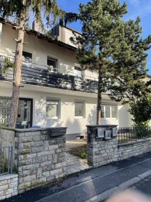 Renovierte Erdgeschosswohnung mit großem Garten und Garage
