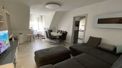 helle Dachgeschosswohnung mit dreieinhalb Räumen und Einbauküche in Nittendorf