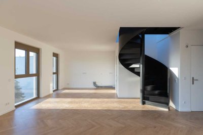 Berliner Himmelsstürmer: Ein skulpturales 3 Zimmer Penthouse-Erlebnis in Steglitz